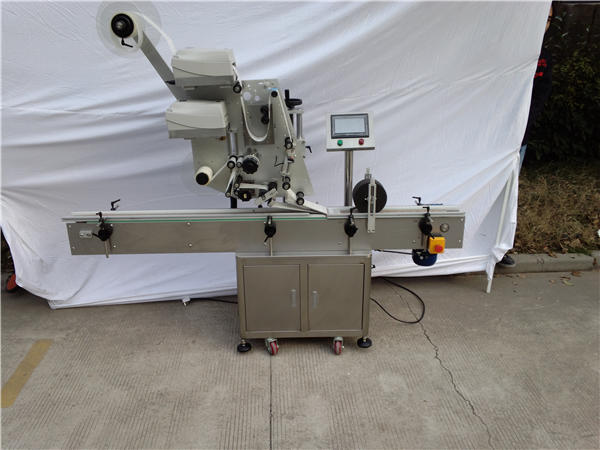 தட்டையான பாட்டில் தானியங்கி ஸ்டிக்கர் விமானம் லேபிளிங் இயந்திரம் 