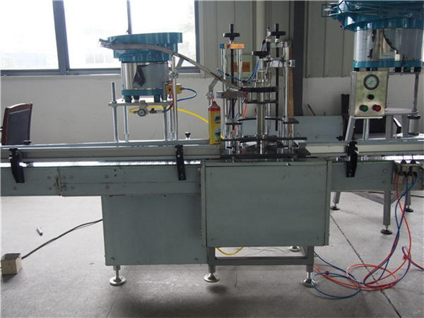 24 தலைகள் பாட்டில் கழிப்பறை நீர் நிரப்பும் இயந்திரம்